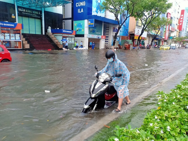 Đà Nẵng: Đường ngập, cây gãy cành đè nhà người dân do ảnh hưởng bão số 5 - Ảnh 2.