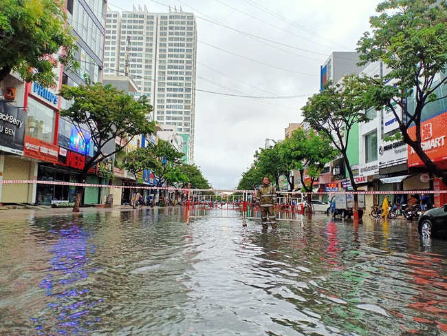 Đà Nẵng: Đường ngập, cây gãy cành đè nhà người dân do ảnh hưởng bão số 5 - Ảnh 3.