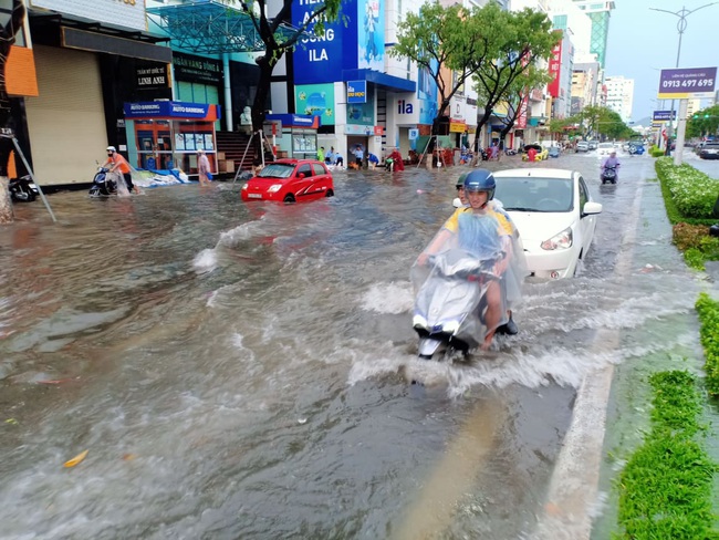 Đà Nẵng: Đường ngập, cây gãy cành đè nhà người dân do ảnh hưởng bão số 5 - Ảnh 1.