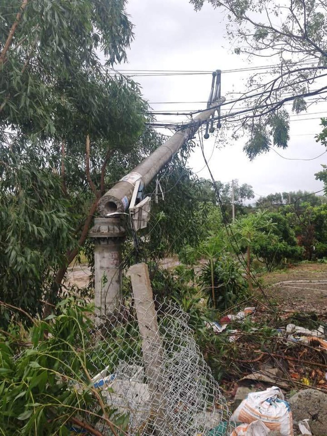 Chủ tịch TT-Huế chỉ đạo “nóng” về khắc phục nhà dân và hệ thống điện hư hại do bão  - Ảnh 4.