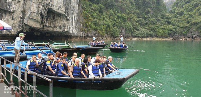 Siết chặt quản lý phương tiện thủy nội địa phục vụ du khách trên vịnh Hạ Long - Ảnh 1.