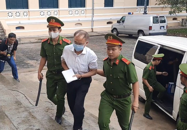 Xét xử nguyên Phó chủ tịch UBND TP.HCM Nguyễn Thành Tài: Bị cáo Nguyễn Thành Tài bật khóc khi nói lời sau cùng - Ảnh 1.