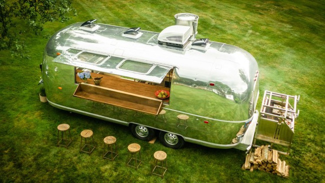 Chiếc Airstream Safari 1971 bất ngờ được biến hóa thành nhà bếp cao cấp - Ảnh 1.