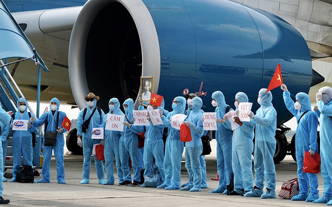 Đưa 226 công nhân Việt Nam từ Uzbekistan về nước, một số người từng dương tính với SARS-CoV-2 - Ảnh 1.