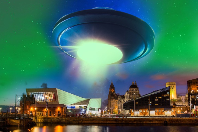 Phát hiện đĩa bay phát sáng màu xanh, nghi người ngoài hành tinh đổ bộ tới Anh - Ảnh 1.