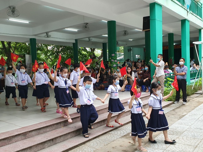 Trẻ mầm non, tiểu học trở lại trường: Phụ huynh vui mừng, trẻ phấn khởi - Ảnh 6.