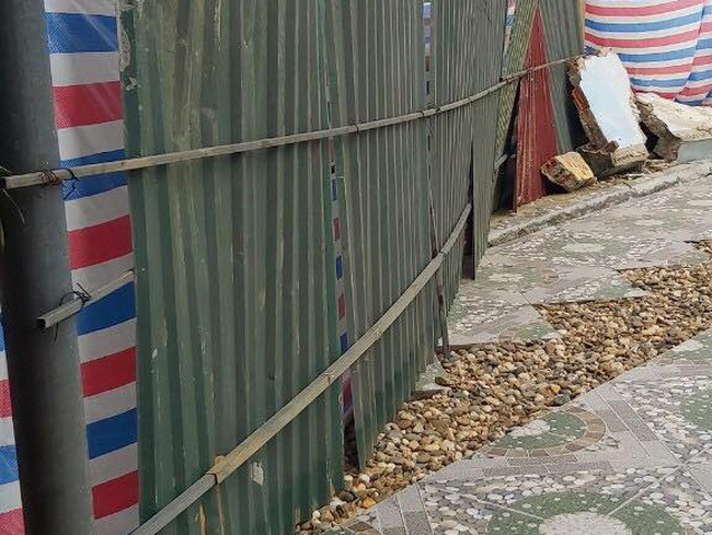 Phú Thọ: Tường Trường mầm non Vụ Quang nứt toác, dùng gậy chống đang được xây lại - Ảnh 1.