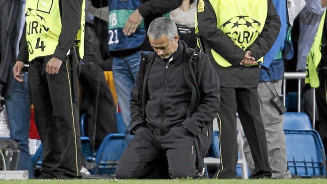 Khoảnh khắc Mourinho quỳ gối trong loạt luân lưu