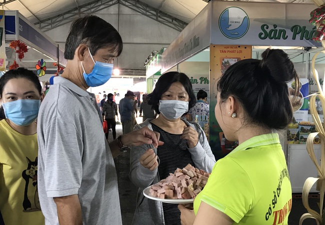 Người Sài Gòn kéo nhau đi hội chợ, nếp nương Điện Biên, miến dong Tây Bắc, chả bò Đà Nẵng… cháy hàng - Ảnh 9.