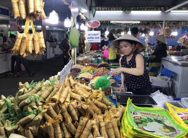 Người Sài Gòn kéo nhau đi hội chợ, nếp nương Điện Biên, miến dong Tây Bắc, chả bò Đà Nẵng… cháy hàng - Ảnh 10.
