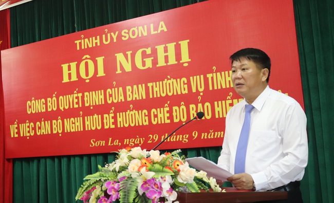 Ban Thường vụ Tỉnh uỷ Sơn La trao quyết định nghỉ hưu cho Chủ tịch HND Sơn La - Ảnh 3.