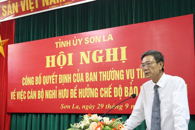 Ban Thường vụ Tỉnh uỷ Sơn La trao quyết định nghỉ hưu cho Chủ tịch HND Sơn La - Ảnh 6.