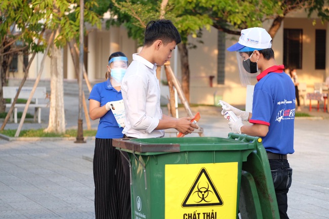 Thí sinh Đà Nẵng hồi hộp bước vào kỳ thi tốt nghiệp THPT đợt 2 - Ảnh 6.