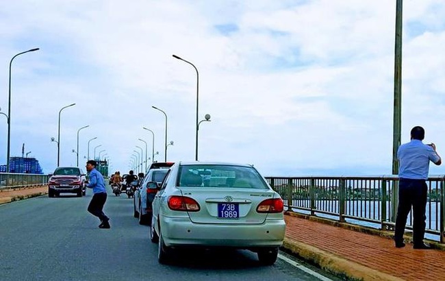 Thứ trưởng Bộ Xây dựng mong người dân thứ lỗi vụ dừng xe trên cầu để chụp hình  - Ảnh 2.