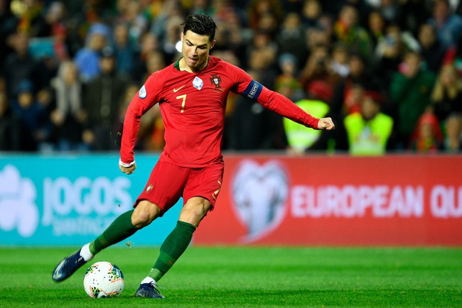 Bị nhiễm trùng bàn chân, Ronaldo nhiều khả năng &quot;ngồi chơi, xơi nước&quot; - Ảnh 1.