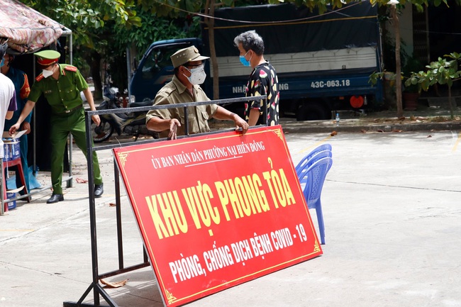 Đà Nẵng dỡ bỏ cách ly, hàng quán, taxi...được hoạt động trở lại - Ảnh 1.