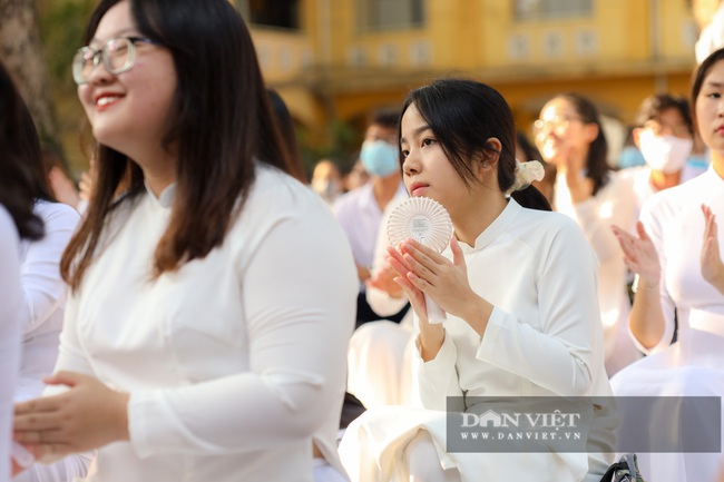 Nữ sinh THPT Phan Đình Phùng áo trắng thướt tha ngày khai giảng - Ảnh 3.