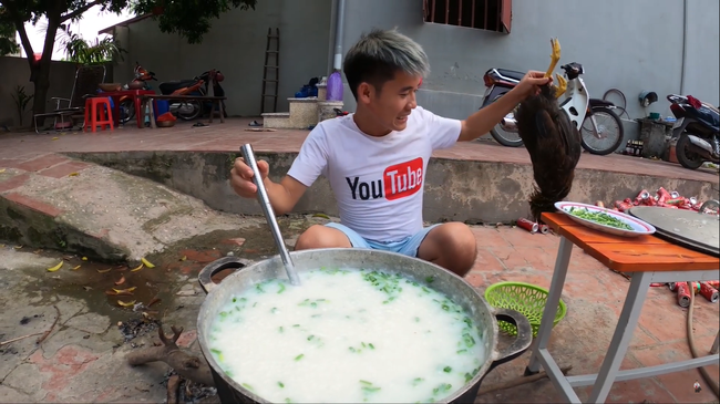 Clip làm cháo gà nguyên lông của Hưng Vlog khiến dân tình phẫn nộ.