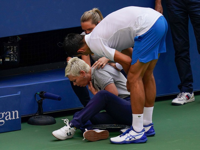 Nữ trọng tài khó thở sau pha bóng của Djokovic