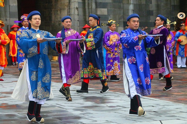 Người dân thích thú xem tái hiện lễ phát lịch ngày xưa của triều Nguyễn  - Ảnh 7.