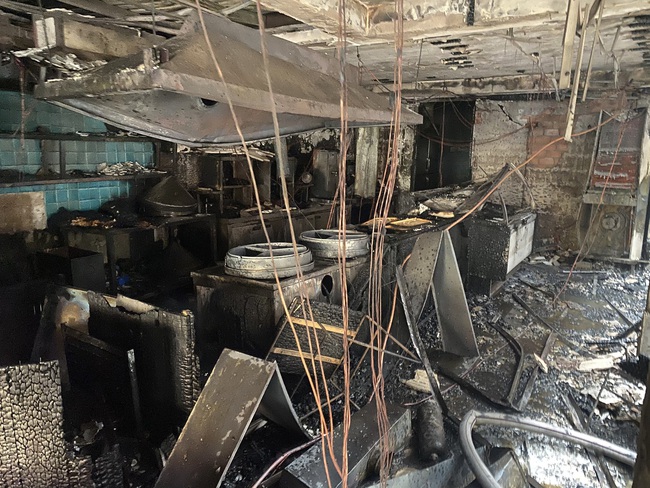 TPHCM: Giải cứu 1 người mắc kẹt trong vụ cháy cửa hàng L'angfarm Buffet - Ảnh 5.
