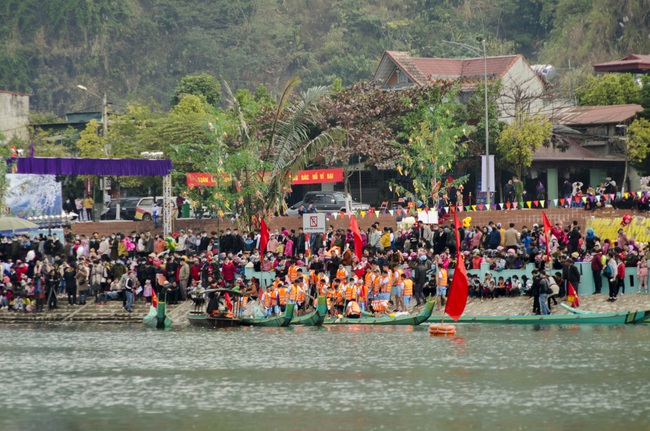 Về Mường Lay xem lễ hội đua thuyền đuôi én trên sông Đà  - Ảnh 9.