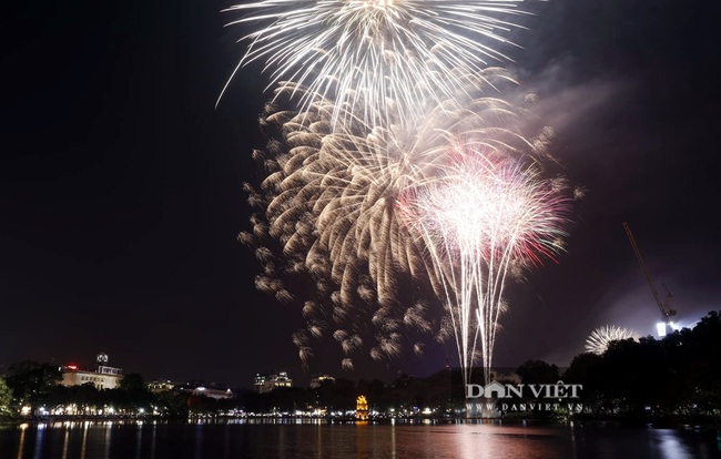Pháo hoa rực sáng bầu trời Hà Nội chào đón năm mới 2021 - Ảnh 13.