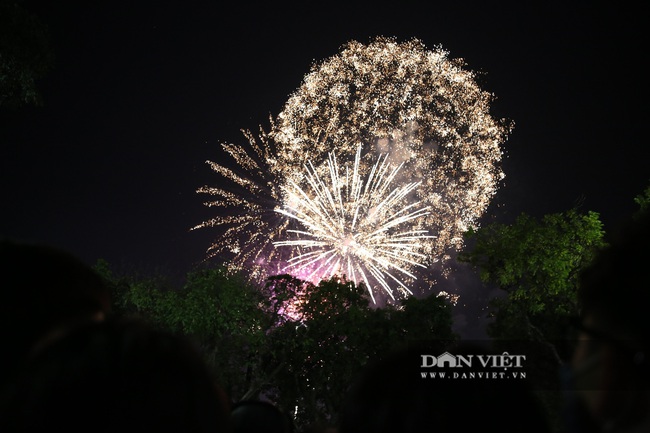 Pháo hoa rực sáng bầu trời Hà Nội chào đón năm mới 2021 - Ảnh 11.