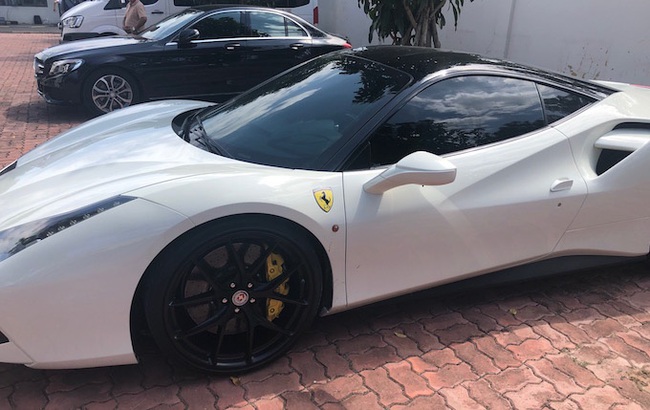 Thủ môn Bùi Tiến Dũng khoe siêu xe Ferrari trị giá 15 tỷ đồng - Ảnh 2.