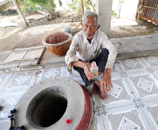 Ngôi làng có hố nước sôi sùng sục hàng trăm năm độc nhất miền Tây - Ảnh 1.