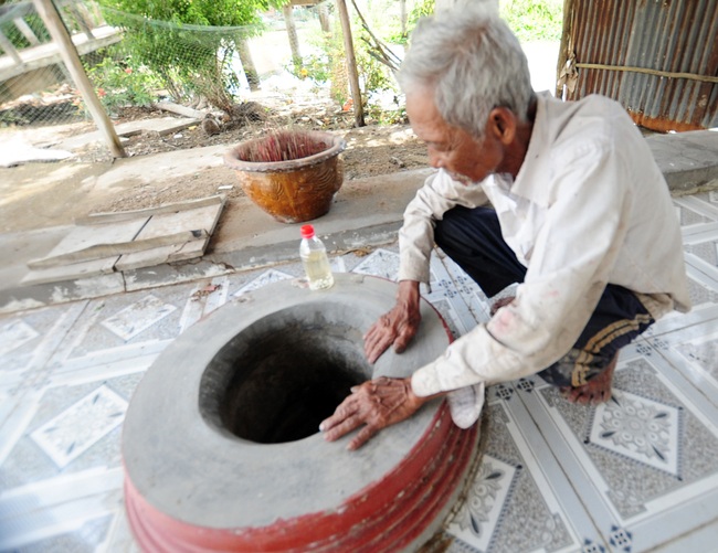 Ngôi làng có hố nước sôi sùng sục hàng trăm năm độc nhất miền Tây - Ảnh 3.