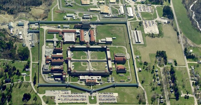 10 nhà tù đáng sợ nhất thế giới: Có nơi tù nhân xin được tử hình - Ảnh 2.