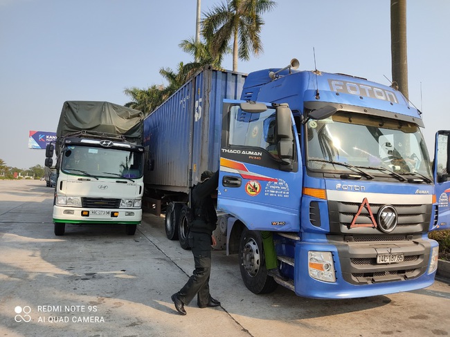 Hải Dương: Phát hiện 300 tấn hàng lậu trên cao tốc Hải Phòng - Hà Nội - Ảnh 3.