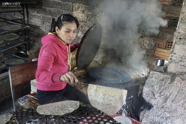 Quảng Nam: Làng bánh tráng Đại Lộc đỏ lửa ngày đêm “chạy đua” với Tết - Ảnh 1.