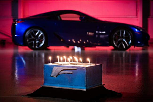 Siêu xe Lexus kỷ niệm sinh nhật 10 năm bằng màn thổi bánh siêu độc đáo - Ảnh 2.