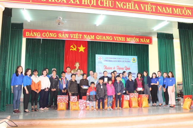 Điện lực Pleiku (PC Gia Lai) trao quà Tết cho hộ nghèo, gia đình chính sách - Ảnh 1.