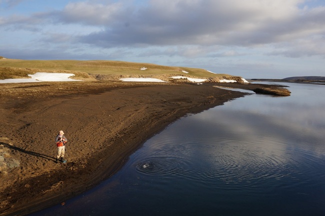 Thú vui của những người câu cá giữa dòng sông băng ở Iceland - Ảnh 2.