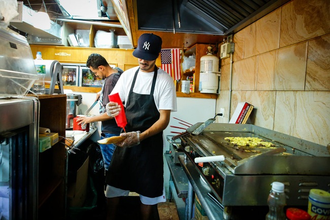 Món bánh sandwich thực thụ của người New York - Ảnh 3.