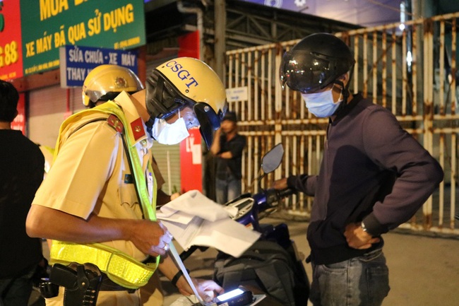 Chở 3 không đội mũ bảo hiểm, tài xế &quot;thông chốt&quot; CSGT đo độ cồn ở Sài Gòn bất thành - Ảnh 2.