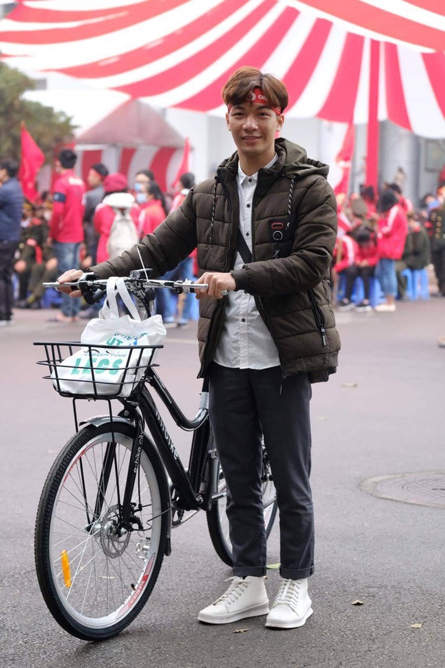 Hoa hậu Đỗ Thị Hà và Wiibike tặng xe đạp trợ lực điện cho 3 chàng trai Bách Khoa hiến máu nhiều nhất - Ảnh 5.