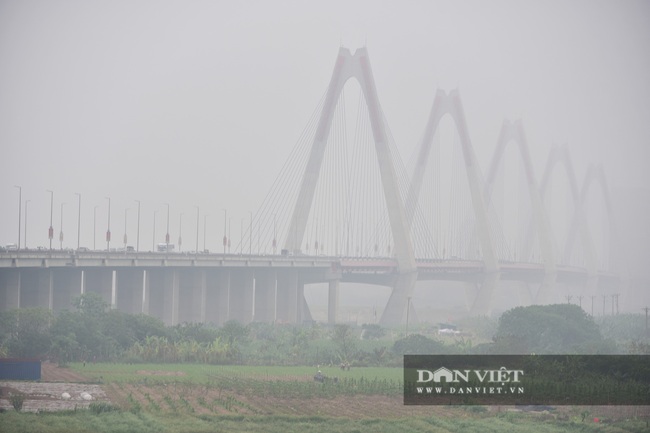 Hà Nội sương mù như Sa Pa, nhiều ôtô phải bật đèn đi giữa ban ngày - Ảnh 1.