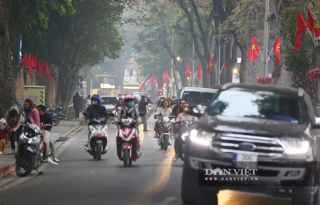 Hà Nội sương mù như Sa Pa, nhiều ôtô phải bật đèn đi giữa ban ngày - Ảnh 10.