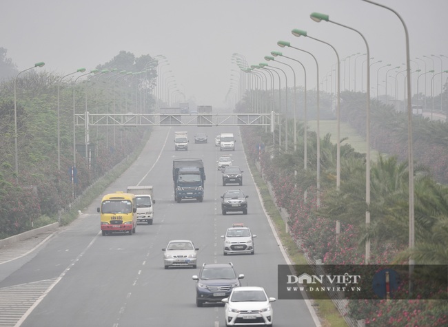 Hà Nội sương mù như Sa Pa, nhiều ôtô phải bật đèn đi giữa ban ngày - Ảnh 15.