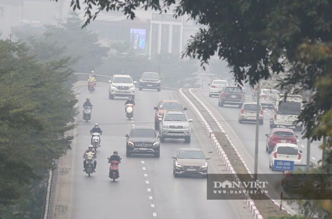 Hà Nội sương mù như Sa Pa, nhiều ôtô phải bật đèn đi giữa ban ngày - Ảnh 5.