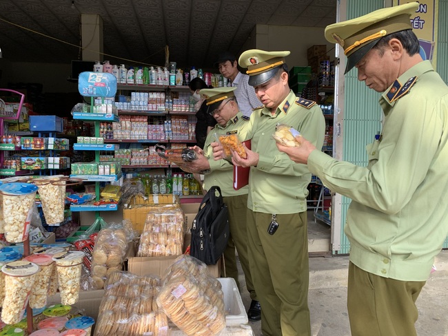 Chặn đường thực phẩm  bẩn đến mâm cơm ngày tết - Ảnh 1.