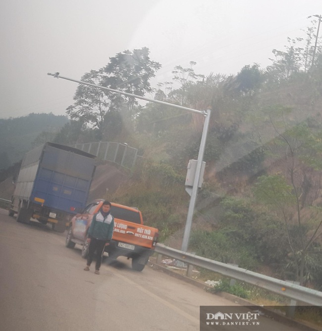 Phá rào chắn đường tốc Nội Bài – Lào Cai để mở quán ăn  - Ảnh 6.