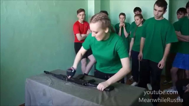 Trẻ em Nga được dạy cách dùng AK để… giáo dục lòng yêu nước - Ảnh 2.