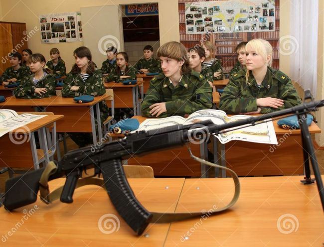 Trẻ em Nga được dạy cách dùng AK để… giáo dục lòng yêu nước - Ảnh 5.