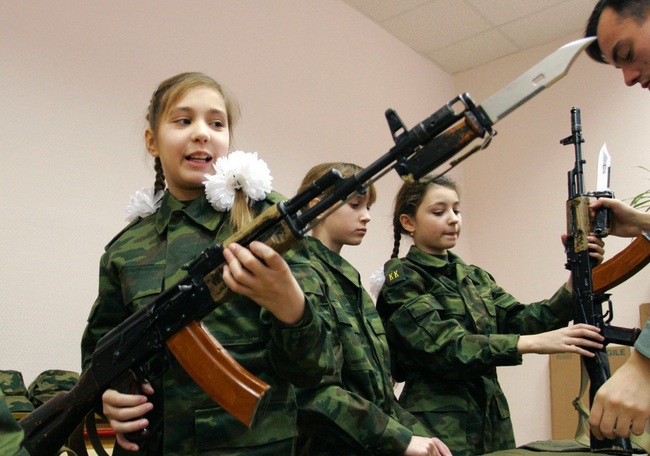 Trẻ em Nga được dạy cách dùng AK để… giáo dục lòng yêu nước - Ảnh 6.
