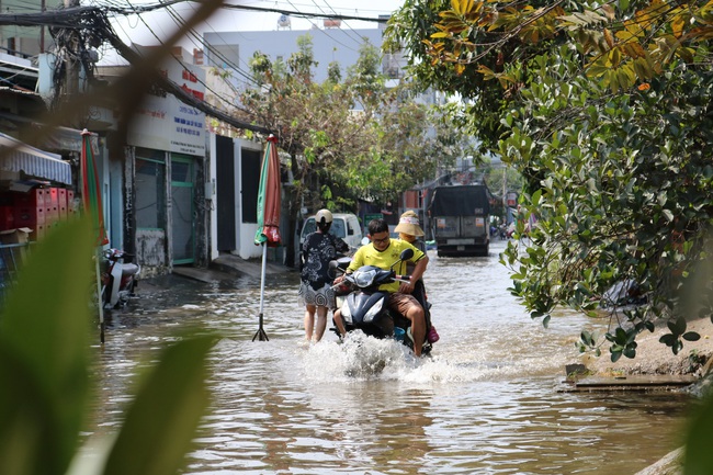 Hé lộ nguyên nhân con đường ở TP Thủ Đức ngập trong biển nước dù trời không mưa - Ảnh 1.